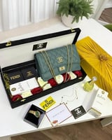 طقم هدايا نسائي: شنطة شنل، ساعة فندي، عطر ديور، إس...