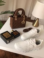 طقم شنطة ديور مع شوز وعطر 100مل – فخامة وأناقة كام...