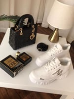 طقم شنطة ديور مع شوز وعطر 100مل – فخامة وأناقة كام...