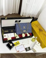 طقم هدايا نسائي: شنطة شنل، ساعة فندي، عطر ديور، إس...