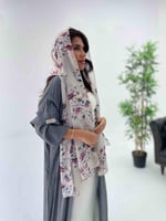 عباية رمادي بطرحة وردي