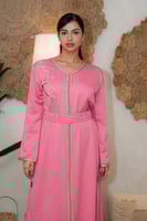 قفطان وردي بحزام