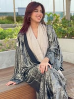 عبايه سوداء بلمعه