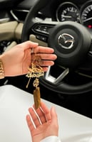 تعليقة سيارة استوداعية ذهبية بالاسم او العرف حسب ط...