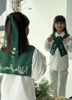 وشاح اليوم الوطني للأطفال مع ربطة الراس