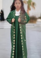 دقله بناتي اخضر مع تطريز سيفين ونخلة