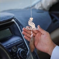 تعليقة سياره قلب فوق اليد