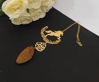 تعليقة خيل مع استوداعيه مع الاسم وكسرت العود