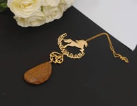 تعليقة خيل مع استوداعيه مع الاسم وكسرت العود