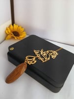 تعليقة سيارة استوداعية ذهبية بالاسم او العرف حسب ط...