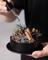 فواحة حجر الكريستال مع الورد