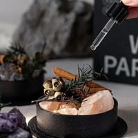 فواحة حجر الكريستال مع الورد