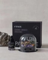 فواحة حجر الكريستال مع الورد