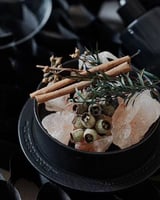 فواحة حجر الكريستال مع الورد