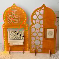 ديكورات رمضان حامل مصحف وسجاد مضيئ