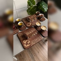 عرض 6 صواني السعادة + 3 قواعد أكواب