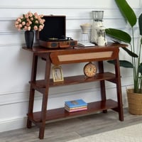 طاولة خشبية