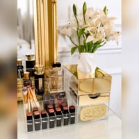 منظم مكياج و عطور ذهبي