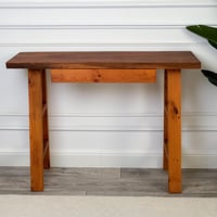 طاولة خشبية