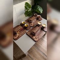 عرض 6 صواني السعادة + 3 قواعد أكواب