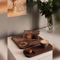 عرض 6 صواني السعادة + 3 قواعد أكواب