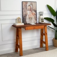 طاولة خشبية