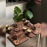 عرض 6 صواني السعادة + 3 قواعد أكواب