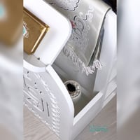 منظم سجاد خشبي زخارف + مبخرة | ابيض