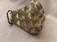 كمامة لامعة من اللون البرونزي