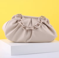 شنطة نسائية بألوان مميزة