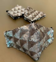 كمامة لامعة من اللون البرونزي