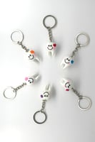 ميدالية المفاتيح على شكل سن مبتسم