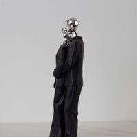 مجسم رومانسي باللون الاسود