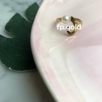 خاتم مطلي ذهب مع لولو نحيفه