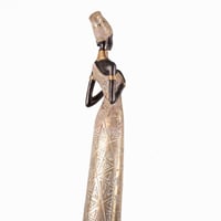 مجسم فني بملامح افريقية