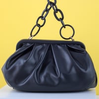 شنطة نسائية بألوان مميزة