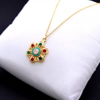 سلسال الوردة مزين بالكرستال الملون - باللون الذهبي