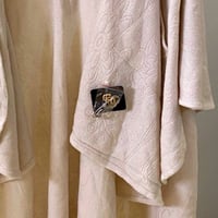 رداء بقبعة مع جيوب وبروش أنيق وعملي.