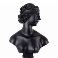 مجسم روماني اسود بقاعدة