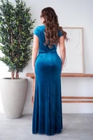 فستان سهرة مخمل أزرق بتطريز كريستال