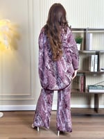 طقم شتوي قطعتين واسع بنقشة عصرية وتصميم مريح