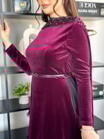 فستان سهرة مخمل عنابي مع قصة بالخلف كسرات الياقة م...