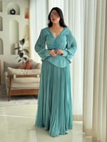 فستان سهرة لون تيفاني راقي بتصميم ناعم وتطريز لامع