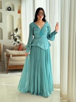 فستان سهرة لون تيفاني راقي بتصميم ناعم وتطريز لامع