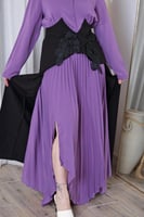 طقم بلوزة مزينة بالورود مع تنورة بليسيه طويلة