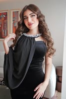 فستان سهرة أسود مخمل بتطريز لؤلؤ فاخر وشال شيفون أ...