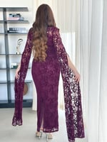 فستان سهرة دانتيل بأكمام طويلة منسدلة وتصميم فخم