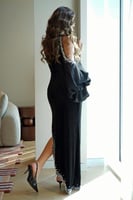 فستان سهرة أسود مخمل بتطريز لؤلؤ فاخر وشال شيفون أ...