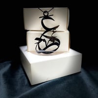 تعليقة الحروف للسيارة