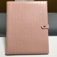 فولدر جلد وردي بجلد التمساح لوجود عيب في القطعه